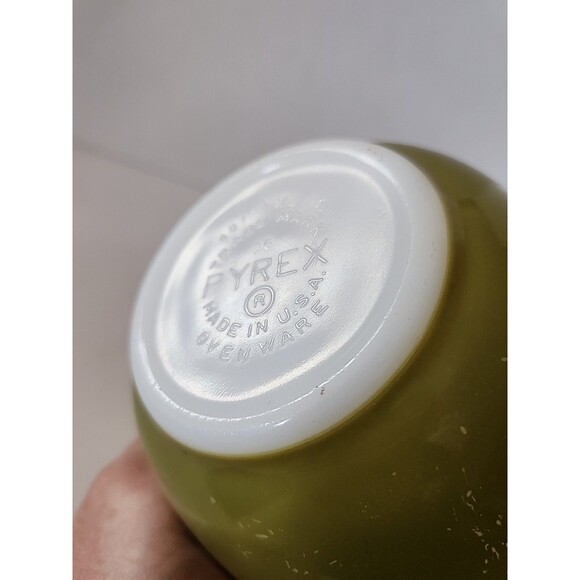 Vintage Pyrex Avocado Green, #401, 1 1/2 Pt. Mixing Bowl, MADE IN USA - Picture 4 of 7
